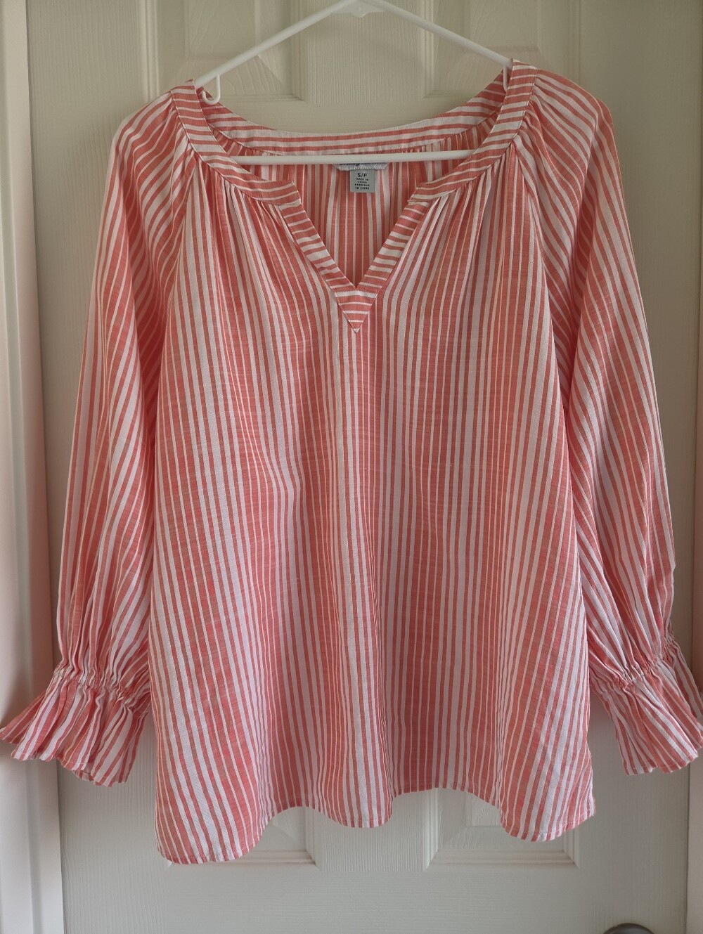 Tommy Bahama Montauk‎ Stripe Blouse Coral White Split V-Neck Ruffle Cuff Small